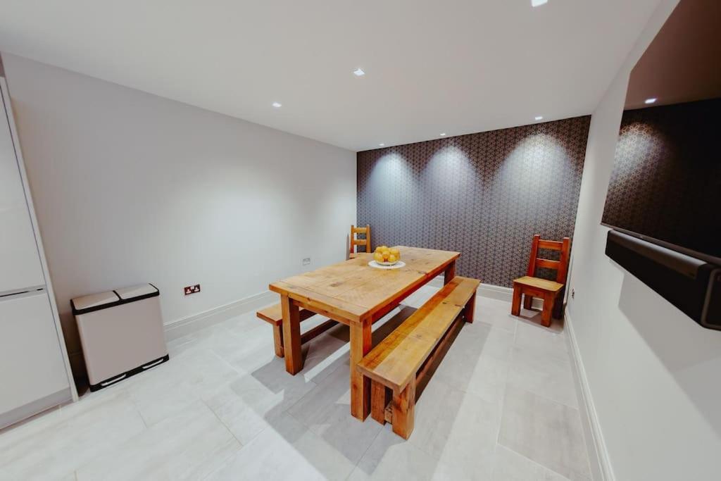 Апартаменты 3-Story Townhouse - Sleeps 8 Лидс Экстерьер фото